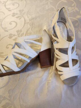 Easy Street Women’s Block Heels Open Peep Toe Back Zip Size 9 WW White Shoes